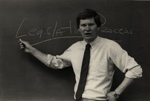 미래의 상원의원 팀 존슨이 사우스다코타 대학생들에게 입법 과정에 대한 수업을 하고 있다.