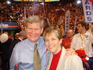 2004년 보스턴에서 열린 민주당 전당대회에서 팀 존슨 상원의원(D-SD)과 그의 아내 바바라