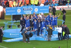 레스터 시티 선수들이 2015-16 시즌 우승 트로피를 들고 있다.