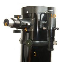 「파인더」는 목표 천체를 망원경의 시야 내로 안내하기 위한, 시야가 넓은(저배율의) 보조적인 망원경이다. 이 사진에서는 「10」이라는 번호가 붙어 있다.