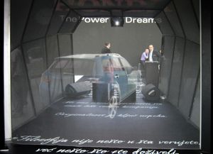 세르비아의 국제 모터쇼에서 이용된 유사홀로그램 영상 (2011년)