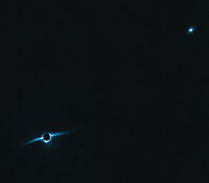 쌍성계 HD 106906 주변에 있는 가스와 먼지의 옆모습 원반