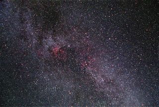 백조자리의 사진. 은하수의 모양에 주의한다.