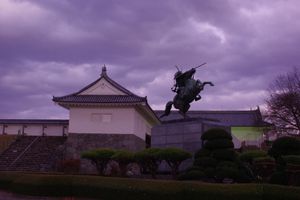 모가미 요시아키 동상