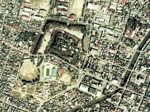 다이호지 성(쓰루가오카 성)의 항공사진. 1976년 일본 국토교통성 국토화상정보에 기초하여 작성되었다.