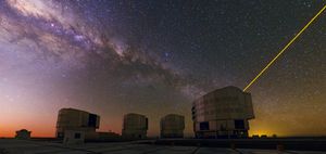 천문학자들은 강력한 레이저를 쏘아 인공 별을 만들어 대기로 인한 흐릿함을 보정할 수 있다.