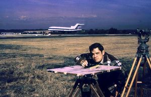 1960년대 초 한 공항에서 평판측량을 하고 있는 모습