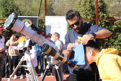 태양 망원경과 태양 관측 안경을 사용하여 태양을 관측하는 공개 행사