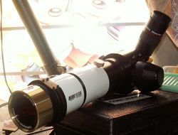 수소-알파 필터를 장비한 아마추어 태양 망원경의 예.