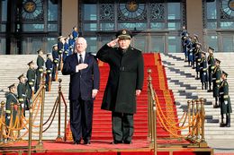 2011년 베이징에서 방문 중인 미국 국방장관 로버트 게이츠와 함께 있는 량광례