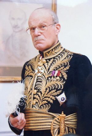 금색 자수(Goldwork embroidery)가 새겨진 정복을 입은 벨기에 외교관, 2011년