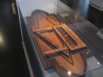 라이프치히 대학교 악기 박물관(Museum für Musikinstrumente) 소장의 1693년산 타원형 스피넷