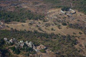 남동쪽을 바라본 항공 사진. 전경에 언덕 유적이 보인다.