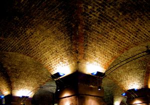 지하실(crypt)에 있는 카페 천장