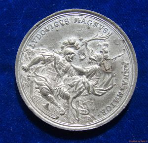 1706년 독일 전쟁 선전 메달. 앞면에는 로마 전사로 묘사된 루이 14세가 앤 여왕(Minerva로 묘사됨)에 의해 제압당하는 모습이 나타나 있다.