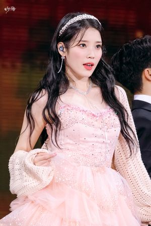 2022년 9월 18일, 골든 아워: 오렌지 태양 아래 콘서트에서 공연하는 아이유