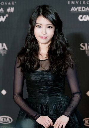 2011년 11월 3일 스타일 아이콘 어워즈에 참석한 아이유.