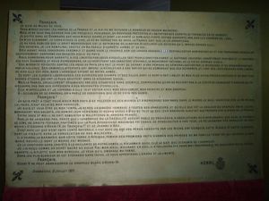 샹보르 성에 있는 1871년 7월 5일 선언(백기 선언(프랑스어: déclaration du drapeau blanc)으로 알려짐)에 관한 명판. 앙리 드 샹보르 백작(앙리 5세).