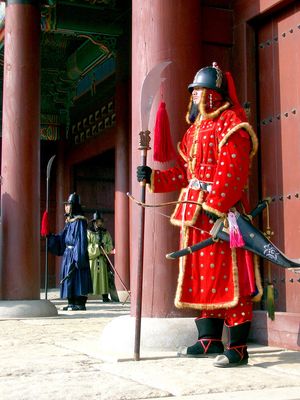 頭頭味甲}}을 착용한 갑사가 경비를 서고 있다.