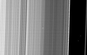 위 이미지의 더 넓은 시야. S/2009 S 1이 중앙에 있다. 카시니 간극은 오른쪽에 있다.