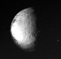 km}} 거리에서 촬영한 이아페투스 북극의 이미지. 아래쪽 종점을 따라 있는 분화구는 롤란드이다.