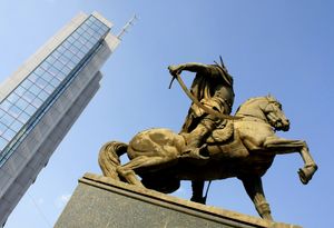 코소보 정부 청사와 스캔더베그 광장의 스캔더베그 기념비의 모습.