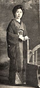 흑색 문무늬 하오리(黒紋付羽織)를 입은 사왕천 연효(四王天延孝) 부인(1920년)