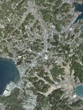 시청이 있는 오야노 지역의 항공 사진.2016년 4월 20일 촬영한 8장을 합성하여 제작. 국토교통성 국토지리원 [https://mapps.gsi.go.jp/ 지도·항공사진 열람 서비스]의 항공사진을 바탕으로 제작.