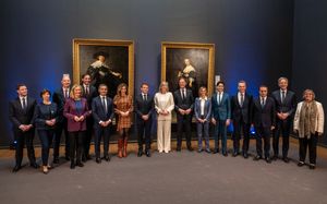 2023년 국립미술관을 방문한 에마뉘엘 마크롱 프랑스 대통령과 프랑스 및 네덜란드 정부 관계자들