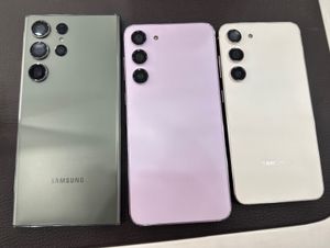 삼성 갤럭시 S23 (오른쪽), S23+ (가운데), S23 울트라 (왼쪽)의 후면 디자인