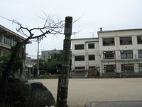 경극초등학교, 왼편에 니노미야 킨지로 상이 현존하고 있다