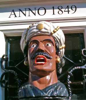 1932년 브룸 앤 드리스만(Vroom & Dreesmann) 백화점 건설 시 이전을 거부한 약국인 반 더 피게(Van der Pigge) 앞에 위치한 가퍼(Gaper)