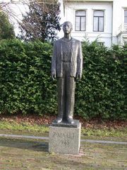 "총살대 앞의 남자", 1945년 3월 7일 독일 점령군에 의해 무작위로 선택된 15명의 무고한 희생자들을 기리는 마리 안드리센(Mari Andriessen)의 기념비, 드레프(Dreef), 하를렘