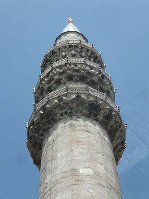 첨탑과 조각된 발코니의 세부 사항