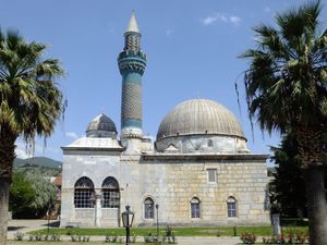 이즈니크의 녹색 모스크(이즈니크)(1378~1391)는 단일 돔 모스크 유형의 초기 사례이다. 예배당은 큰 돔(오른쪽)으로 덮여 있으며, 입구 앞에는 작은 돔으로 덮인 포르티코가 있다(왼쪽).