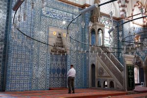 이스탄불의 뤼스템 파샤 모스크(약 1561년) 내부, 이즈니크 타일로 덮여 있다.