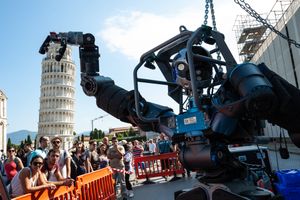 2015년 유럽 연구자의 밤 행사 당시 피사의 사탑 근처에서 포즈를 취하고 있는 “E. 피아지오” 연구 센터의 휴머노이드 로봇