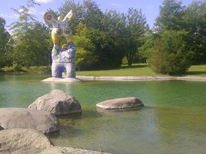 울름 대학교 앞에 있는 니키 드 생팔(Niki de Saint Phalle)의 조각상(시인과 그의 뮤즈)