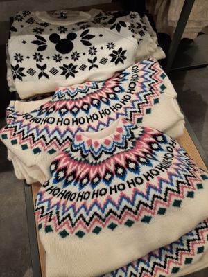 여러 개의 검은색 8각형 베들레헴 별 디자인이 있는 크리스마스 스웨터