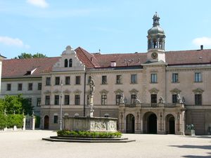 성 에메람 수도원(St. Emmeram's Abbey), 현재는 투른 운트 탁시스 궁전(Schloss Thurn und Taxis), 거대한 궁전