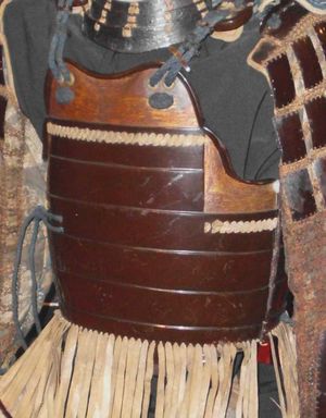 가죽끈 대신 리벳으로 연결된 수평 철판으로 구성된 오케가와 도. 이러한 유형의 갑옷은 일본 갑옷에서 판갑 개발의 시작을 알렸습니다.