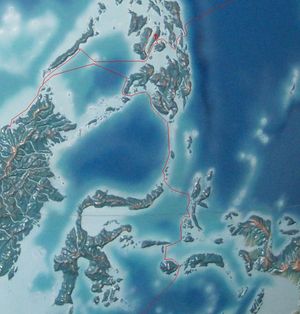 스페인 원정대의 향신료 제도 통과 경로. 빨간 십자가는 1521년 마젤란이 사망한 필리핀의 막탄 섬 위치를 나타냅니다.