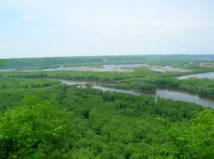 위스콘신주 와이얼루싱 주립공원에서 바라본 위스콘신강과 미시시피강의 합류 지점