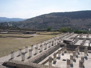 이달고 툴라에 있는 불탄 궁전의 기둥들 (배경에는 두 번째 공놀이장이 있다)