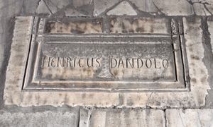 하기아 소피아 성당의 남쪽 측랑 위 복도에 있는 단돌로의 무덤.(이스탄불)