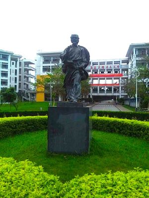 동관(東莞)의 광동의과대학에 있는 화타 동상