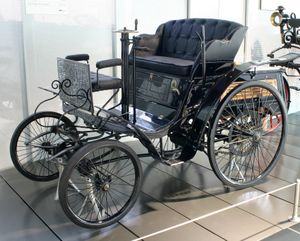 1895년산 벤츠 벨로(Benz Velo). 뒤리에 자동차와 함께 최초의 표준화된 자동차로 여겨진다.