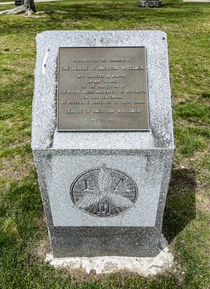 뉴포트의 투로 공원에 있는 기념비는 미국 자전거인 연맹 창립 100주년을 기념한다.