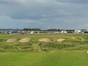 시턴 케어우 골프 클럽의 설립자 던컨 매큐에그 박사의 이름을 딴 "닥터" 홀. 8개의 벙커로 둘러싸인 파3 홀이다.