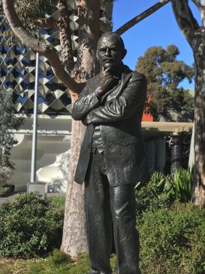 클레이턴 캠퍼스에 있는 존 모내시 동상